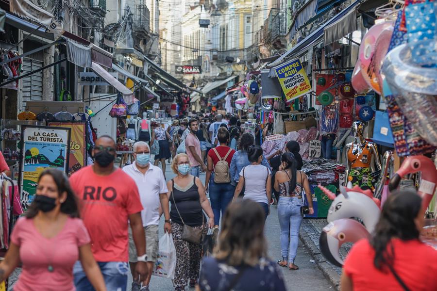 Especialistas não descartam terceira onda da pandemia do coronavírus no Brasil