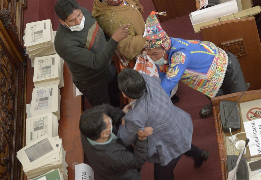 Parlamentares bolivianos trocam socos e chutes em assembleia; veja vídeo