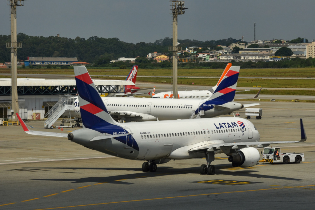 Latam cancela 49 voos após aumento de casos de Covid-19 e Influenza