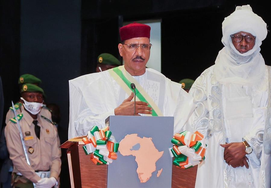 Novo presidente do Níger toma posse e denuncia crimes de guerra