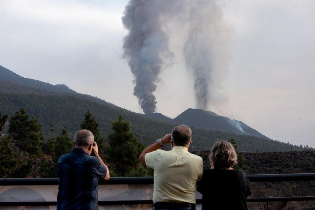 Erupção do vulcão Cumbre Vieja completa um mês com intensidade e novo fluxo de lava para o mar