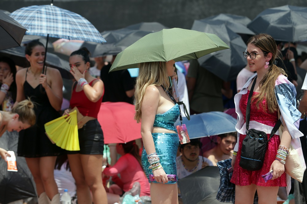 Produtora dos shows de Taylor Swift no Brasil muda regras e permite entrada com água e alimentos