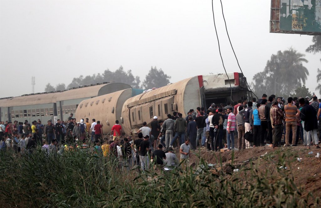 Descarrilamento de trem deixa 8 mortos e 100 feridos no Egito