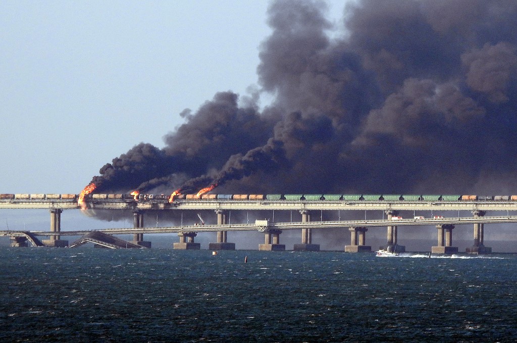 Ponte que liga Rússia à Crimeia explode e deixa três pessoas mortas
