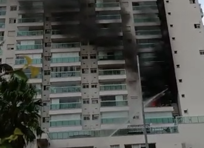 Incêndio atinge apartamento em Campo Belo, na Zona Sul de SP; confira imagens