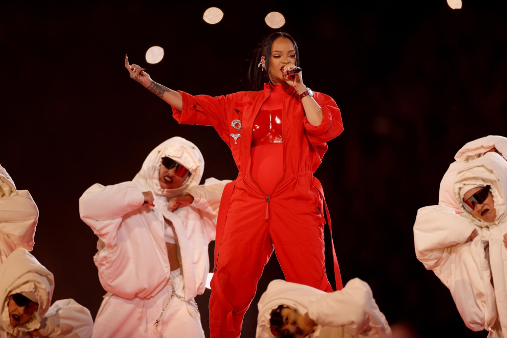 Rihanna volta aos palcos após mais de 6 anos e agita público do Super Bowl; veja