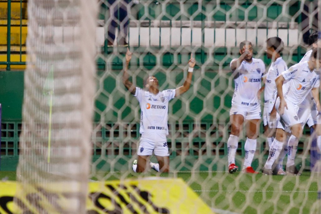 Brasileirão: Atlético-MG sofre, mas busca empate em 2 a 2 com a Chapecoense na Arena Condá