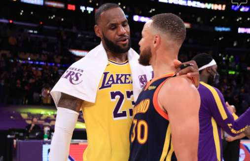 NBA: LeBron James brilha e Lakers superam Warriors para avançar aos playoffs