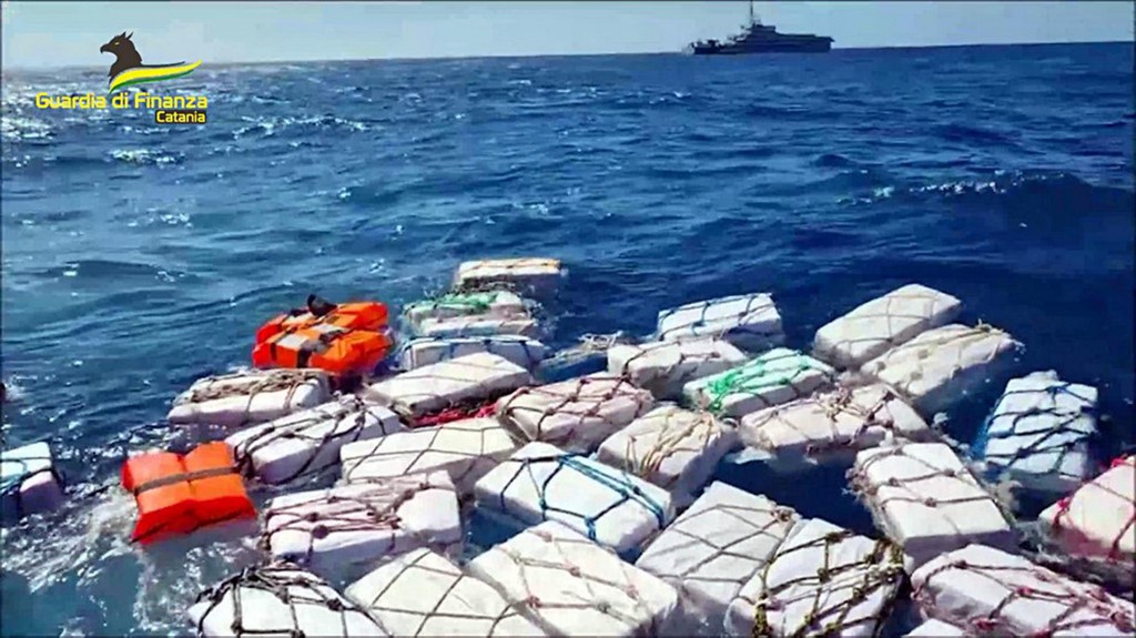 Polícia italiana apreende duas toneladas de cocaína boiando no Mediterrâneo