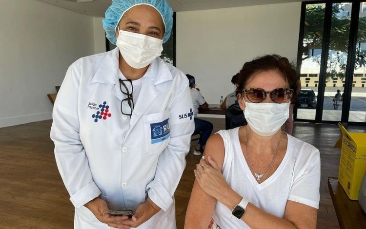Lilia Cabral é vacinada contra a Covid-19 e celebra: ‘Viva o SUS’