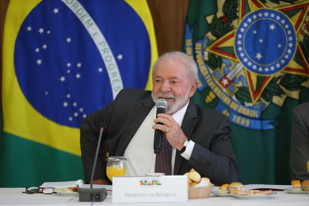 Lula decreta retorno do Brasil à União de Nações Sul-Americanas