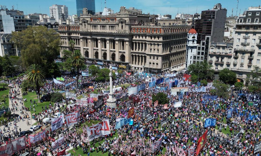 Milhares de pessoas protestam na Argentina contra ‘megadecreto’ de Milei: ‘Respeite a divisão de poderes’