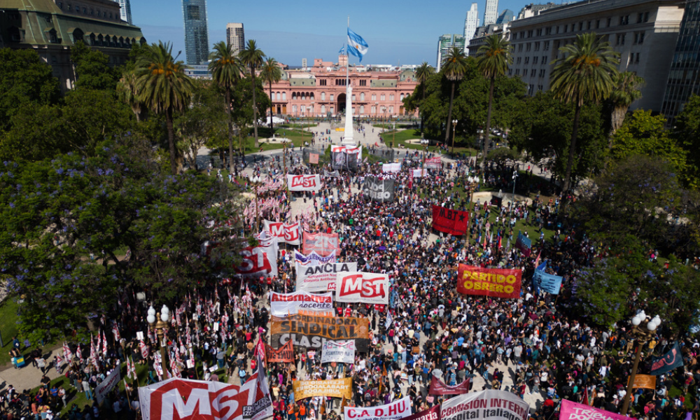 Primeiro grande protesto contra Javier Milei tem confronto entre manifestantes e policiais