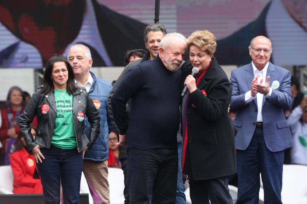 Lula faz aposta alta, coloca Dilma no centro da campanha e corre risco de ver antipetismo aflorar
