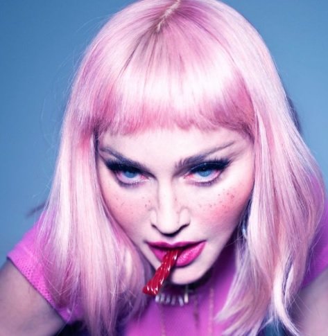 Com visual ousado, Madonna faz show em reabertura de balada e vende selfie por US$ 10 mil