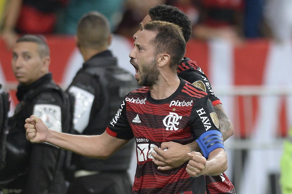 Flamengo faz 3 a 1 no Talleres e mantém 100% na Libertadores