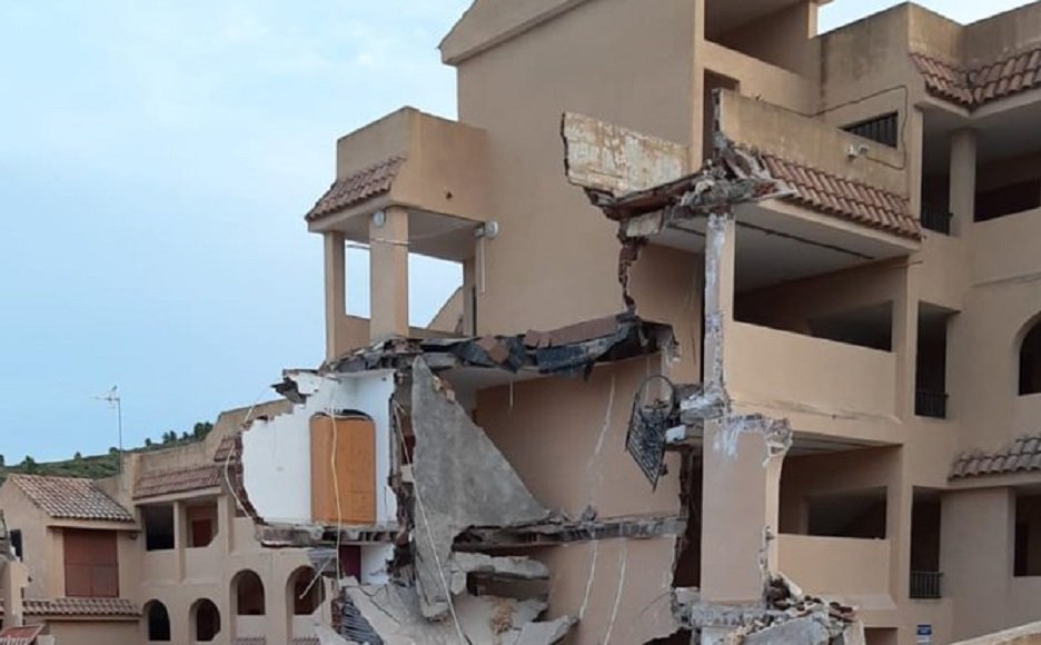 Desabamento de prédio residencial deixa pessoas soterradas na Espanha