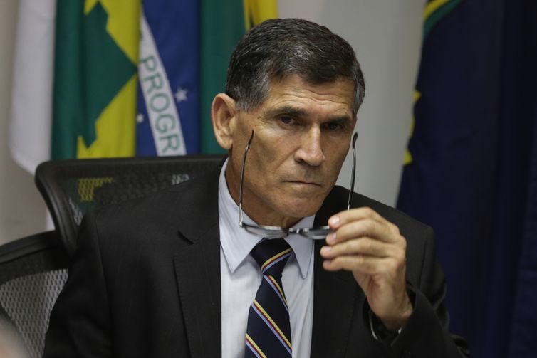 ‘Relação com pandemia é mentira deslavada’, afirma Santos Cruz sobre demissões nas Forças Armadas
