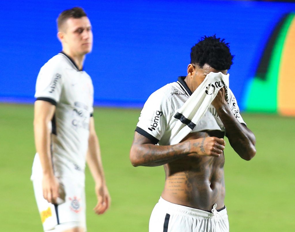 Corinthians fica no empate sem gols com o Atlético-GO e é eliminado da Copa do Brasil