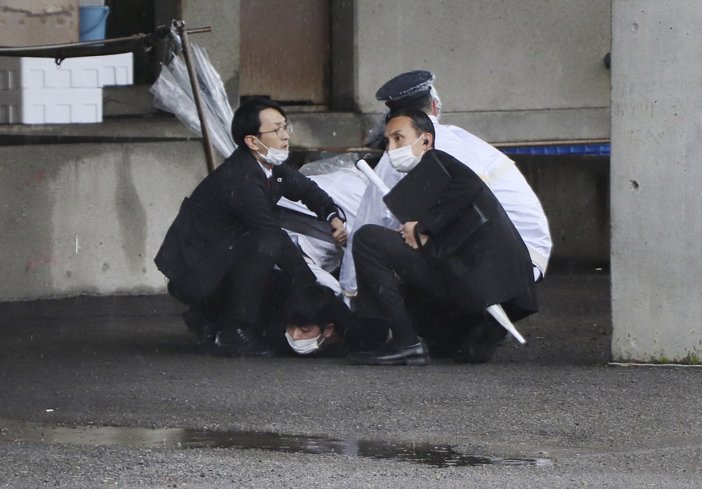 Premiê do Japão é retirado às pressas de evento após explosão; um homem é preso