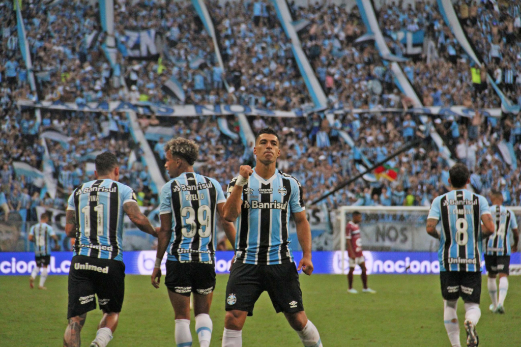 Suárez faz gol de pênalti e leva o Grêmio ao hexacampeonato gaúcho