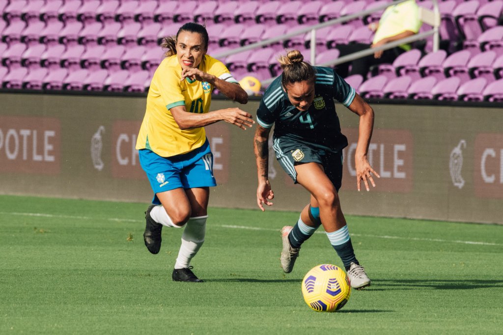 Seleção brasileira feminina domina, vence a Argentina e aumenta invencibilidade 