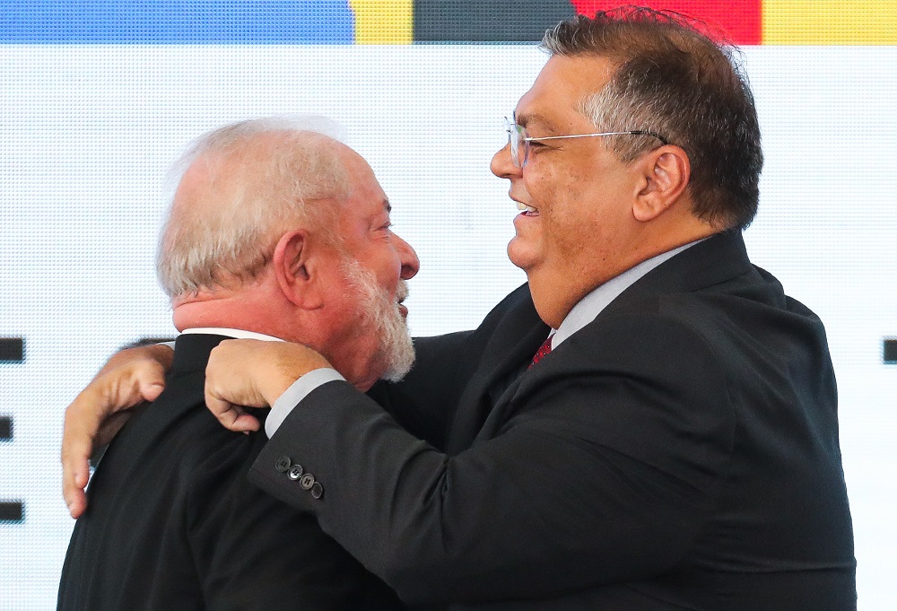 Lula sai em defesa de Dino e diz que ministro é alvo de ‘ataques artificialmente plantados’