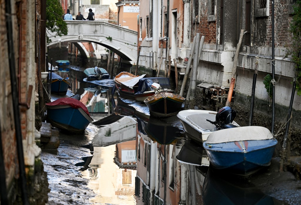 Canais de Veneza secam e preocupam autoridades em período de seca na Itália