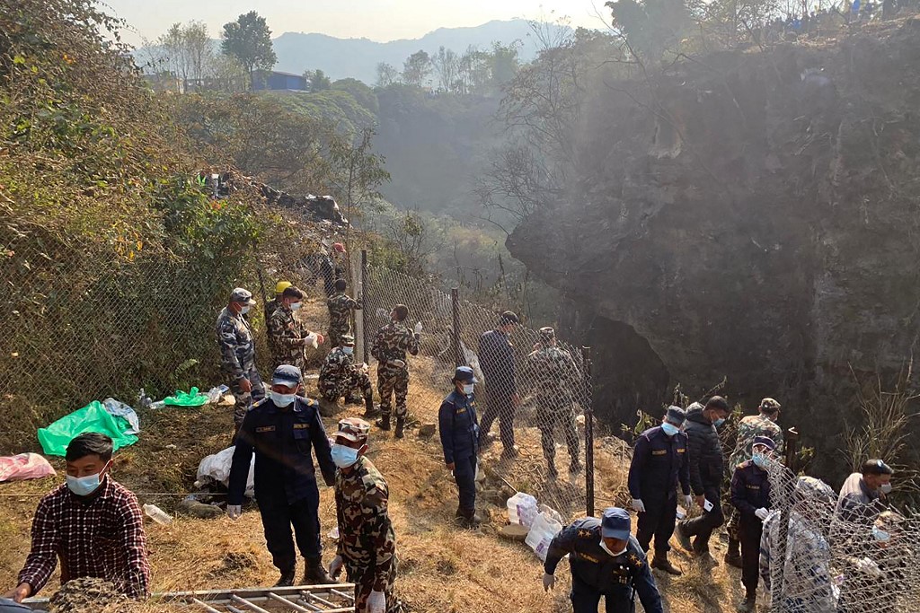Avião cai no Nepal e mais de 60 pessoas morrem no acidente mais letal do século