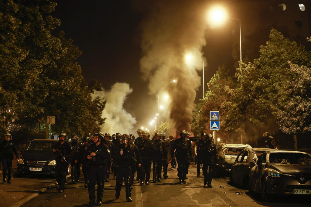 Terceira noite de protestos na França tem centenas de detidos