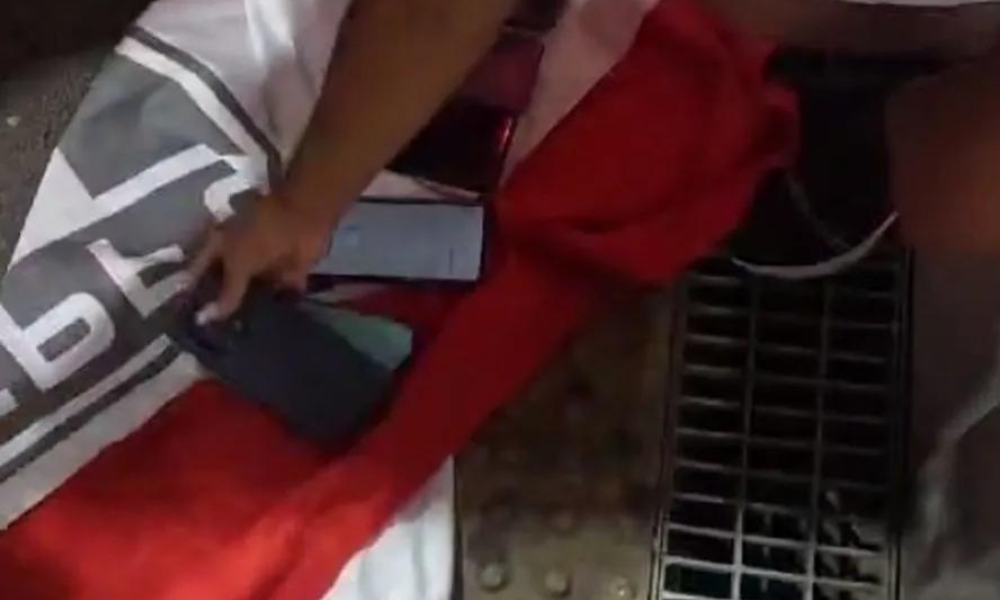 Torcedora do São Paulo é presa com 14 celulares furtados embaixo da roupa; veja o vídeo