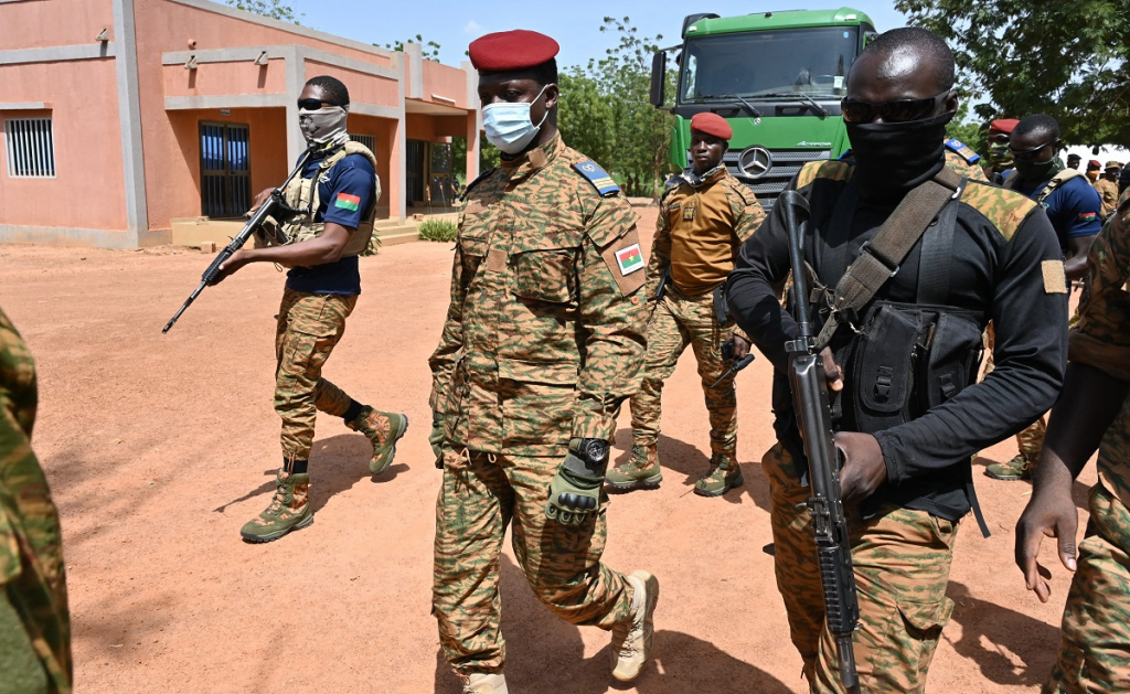 Ataque a destacamento militar deixa 40 mortos em Burkina Faso