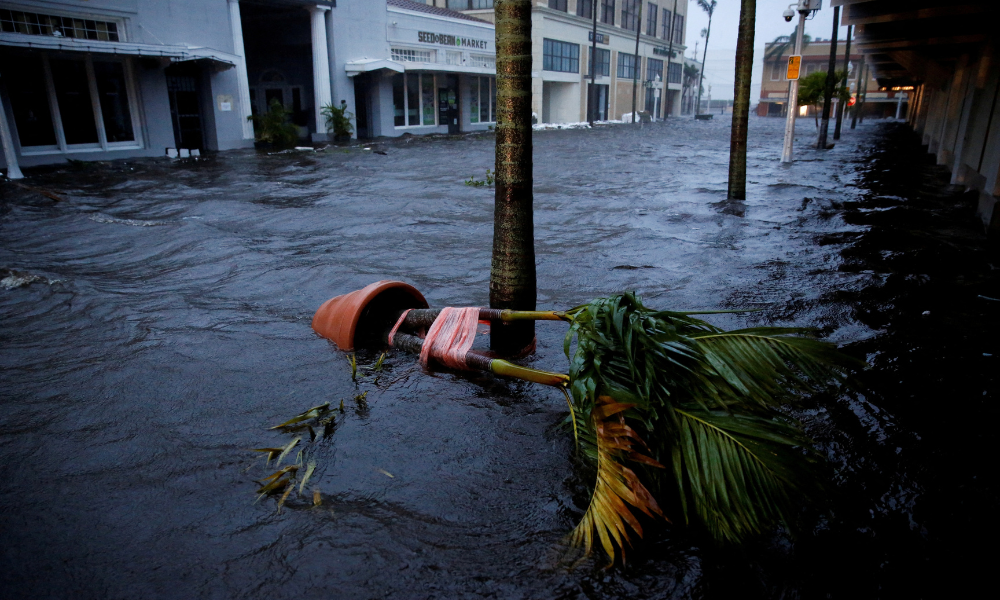 Furacão Ian se transforma em tempestade tropical e atravessa a Flórida com ventos de 100km/h