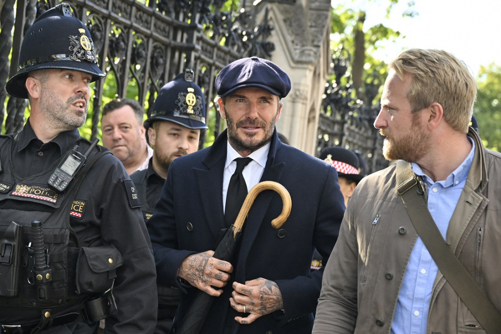 David Beckham passa mais de 12 horas na fila para se despedir da rainha Elizabeth II; assista