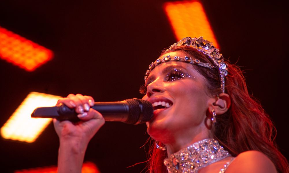 Anitta se disfarça de ‘La Casa de Papel’ para curtir Carnaval em Salvador