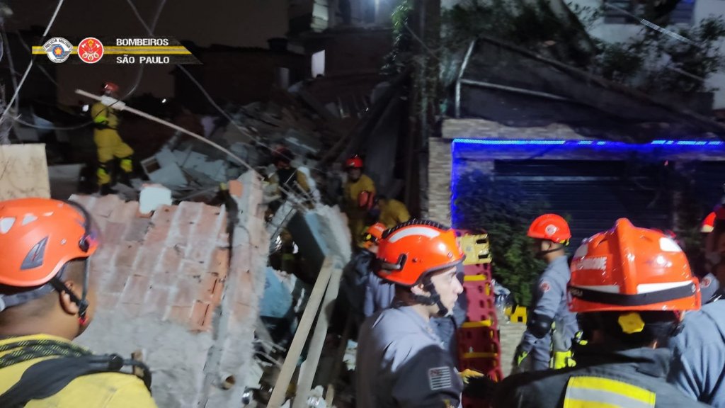 Sobrado desaba em Paraisópolis e cinco pessoas ficam presas nos escombros