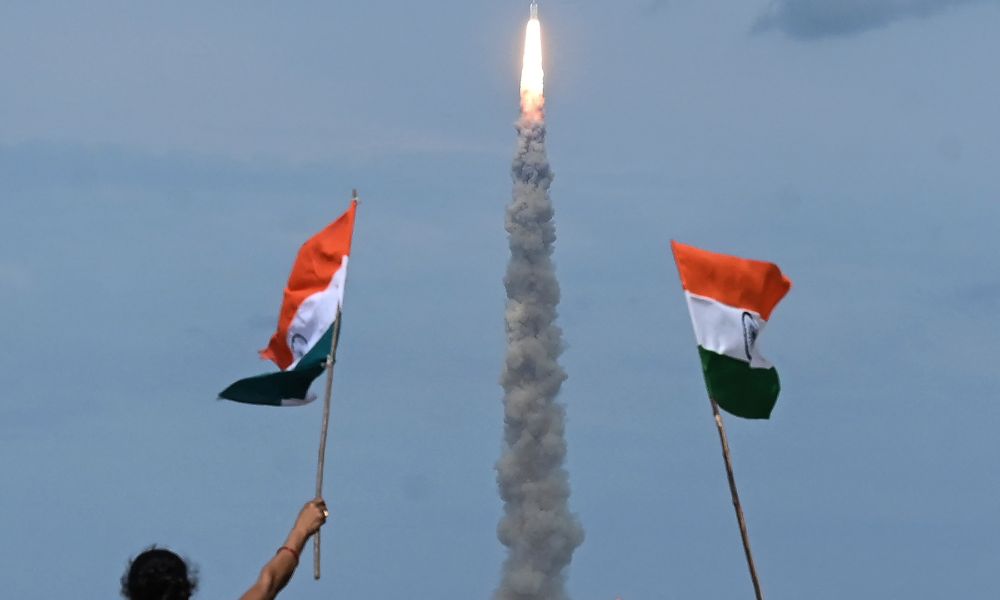 Índia lança foguete para explorar a Lua