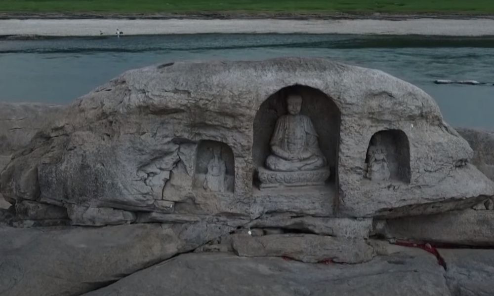 Estátuas budistas de 600 anos reaparecem na China após recuo do rio Yangtze