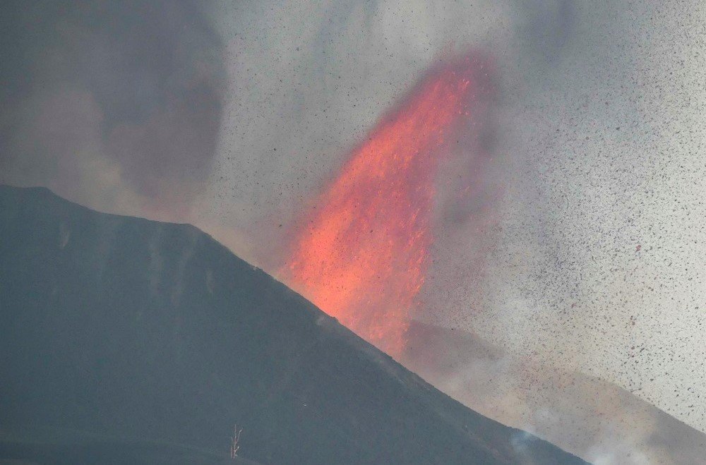 Aeroporto de La Palma é fechado devido às cinzas provocadas pelo vulcão; cume sofre ruputura
