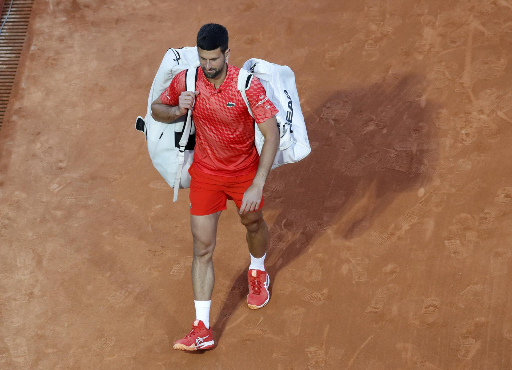 Djokovic se irrita e pisoteia raquete em derrota no Masters 1000 de Monte Carlo; assista