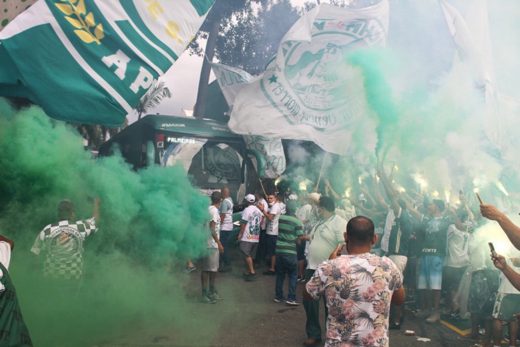 Torcida do Palmeiras se aglomera para apoiar o time antes de final da Copa do Brasil