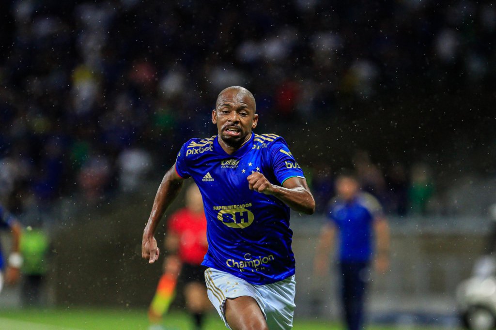 Súmula relata ameaça de jogador do Cruzeiro a quarto árbitro: ‘Deveria dar um soco na sua cara’