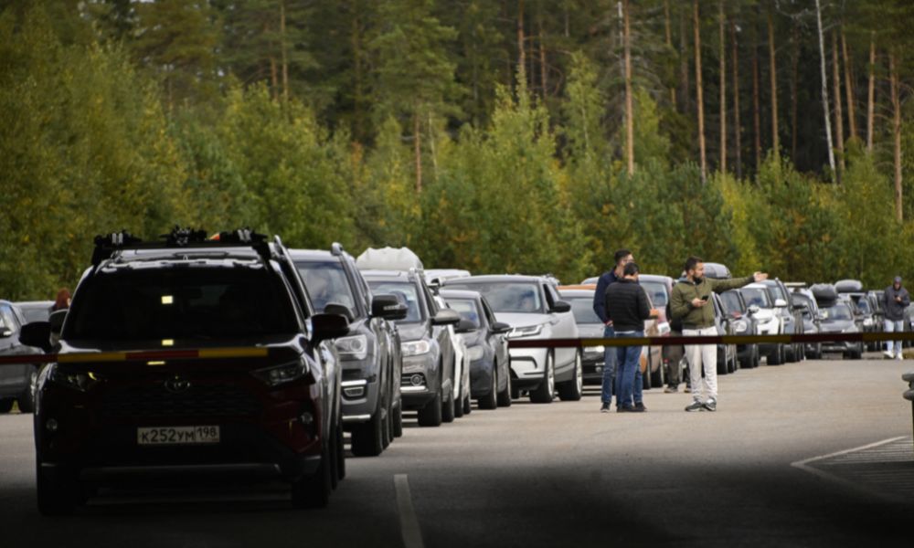 Russos fazem filas para deixar país após convocação para guerra e Kremlin diz que é ‘exagero’