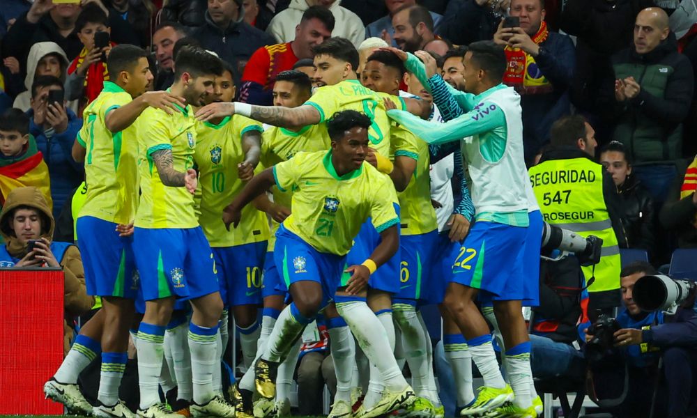 Em jogo de três pênaltis e seis gols, Brasil arranca empate com a Espanha