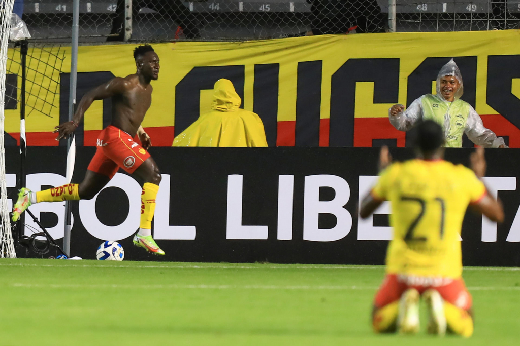 Flamengo leva virada do Aucas e perde por 2 a 1 na estreia da Libertadores