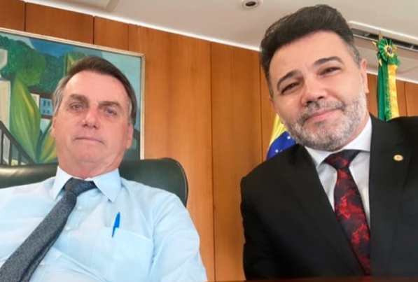 Feliciano deixará o governo na segunda-feira se presidente da Capes continuar no cargo
