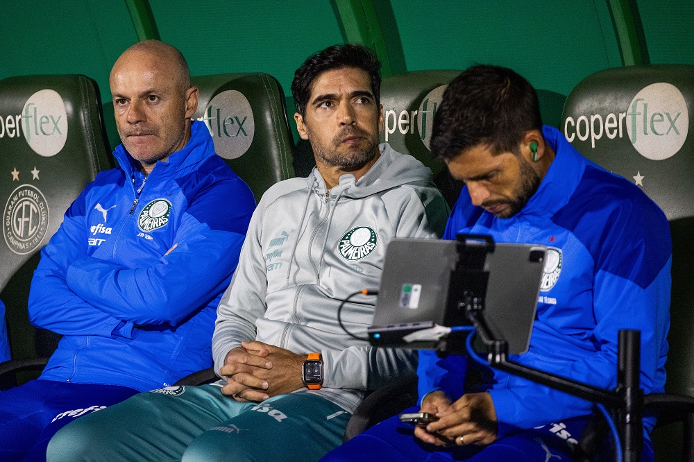 Abel Ferreira, técnico do Palmeiras, chama grosseria com repórter de ‘mal-entendido’ e se retrata em rede social