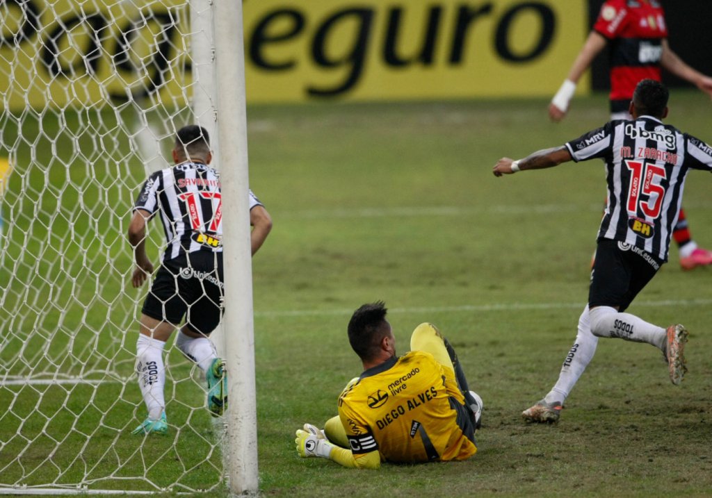 Savarino marca duas vezes e Atlético-MG vence o Flamengo por 2 a 1
