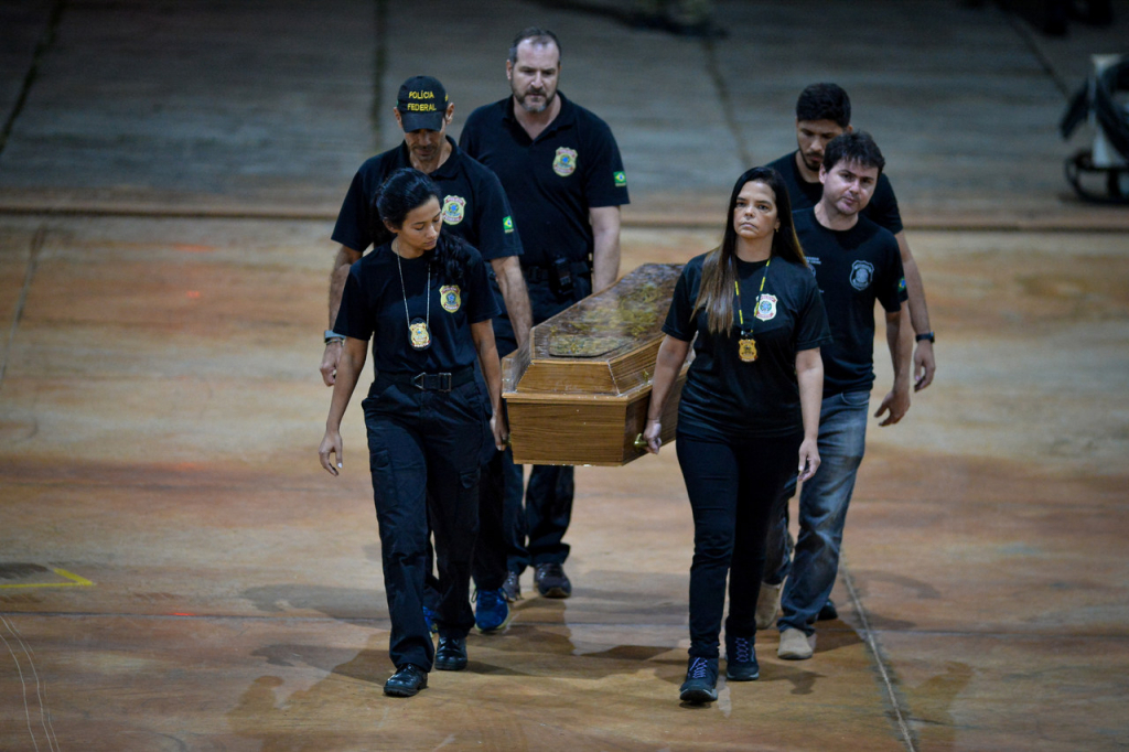 Avião com os corpos de Bruno Pereira e Dom Phillips chega a Brasília