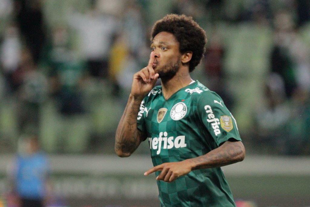 Palmeiras adverte Luiz Adriano por gesto de silêncio em comemoração 